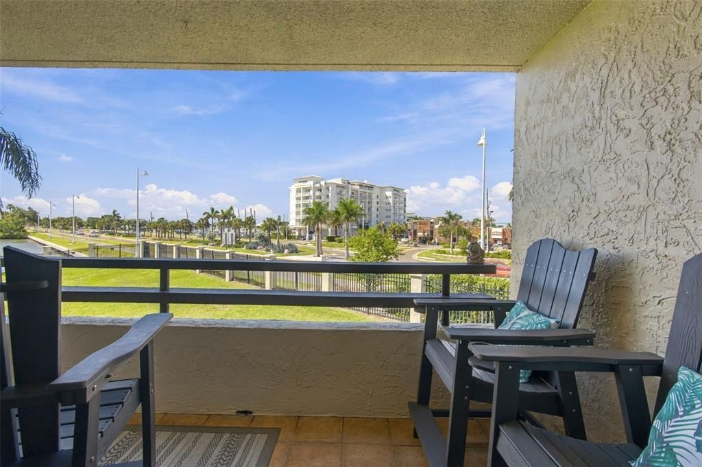 For Sale: $425,000 (2 beds, 2 baths, 1040 Square Feet)