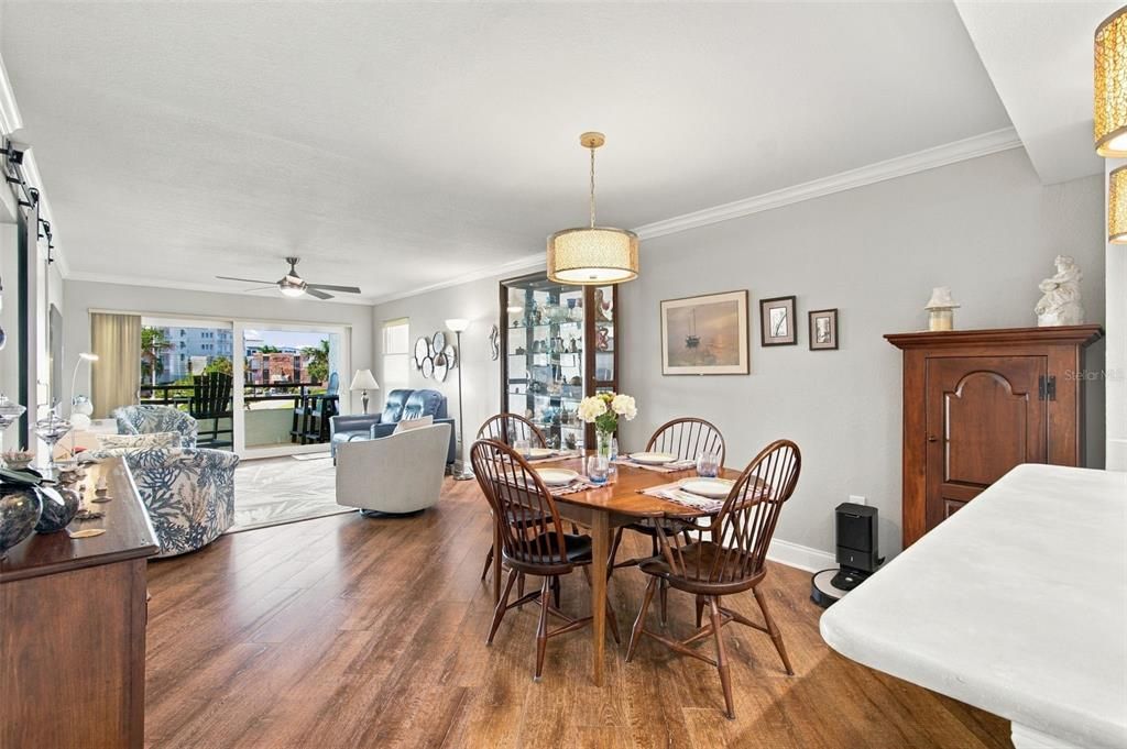 For Sale: $425,000 (2 beds, 2 baths, 1040 Square Feet)