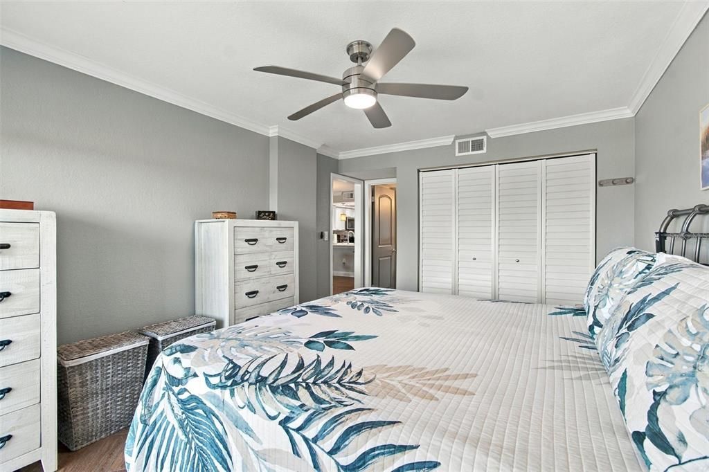 For Sale: $425,000 (2 beds, 2 baths, 1040 Square Feet)