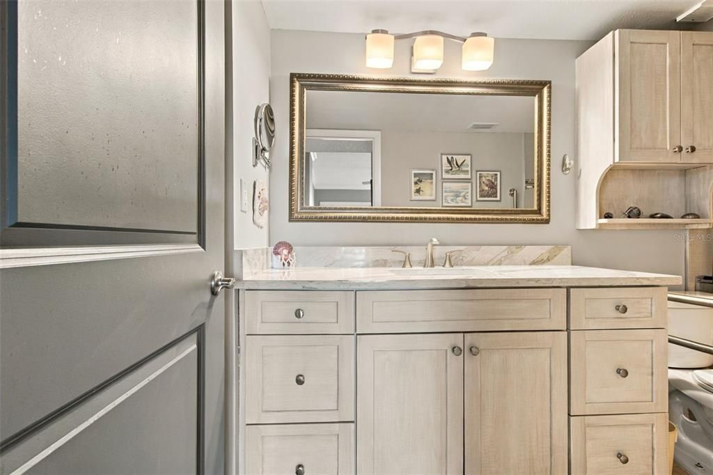 For Sale: $425,000 (2 beds, 2 baths, 1040 Square Feet)