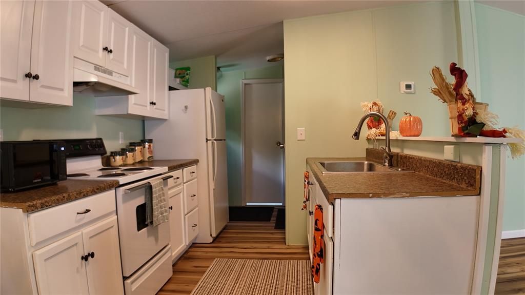 For Sale: $124,900 (2 beds, 2 baths, 960 Square Feet)