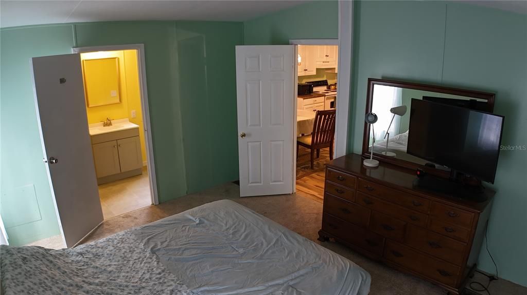 For Sale: $124,900 (2 beds, 2 baths, 960 Square Feet)