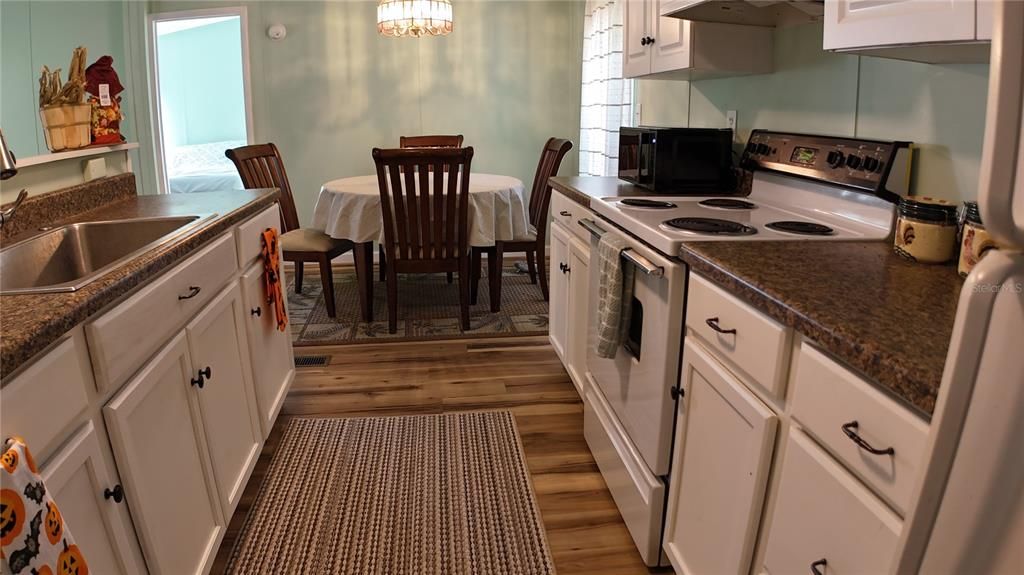 For Sale: $124,900 (2 beds, 2 baths, 960 Square Feet)