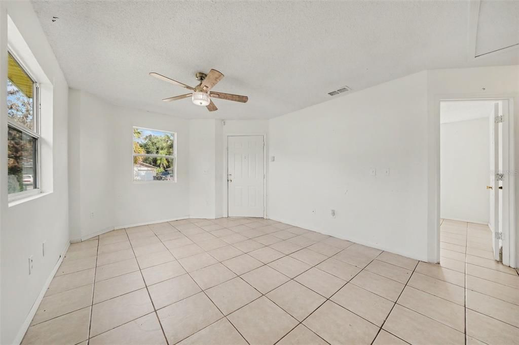 For Sale: $235,000 (3 beds, 1 baths, 834 Square Feet)