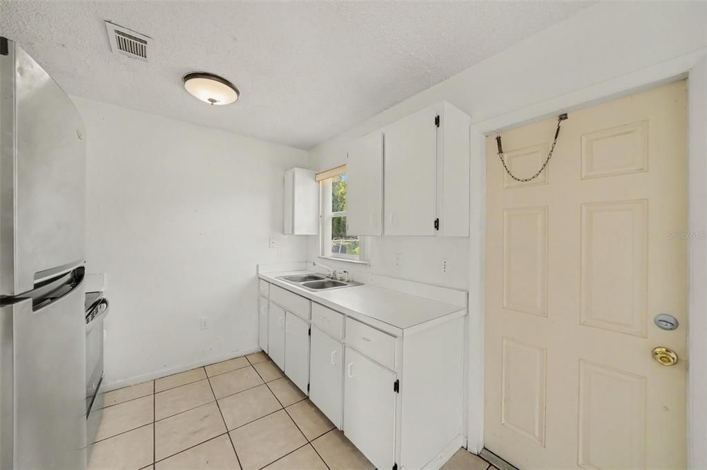 For Sale: $235,000 (3 beds, 1 baths, 834 Square Feet)