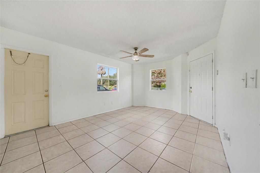 For Sale: $235,000 (3 beds, 1 baths, 834 Square Feet)