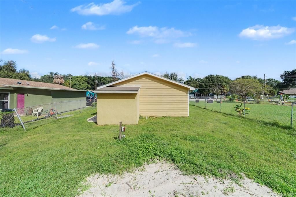 For Sale: $235,000 (3 beds, 1 baths, 834 Square Feet)