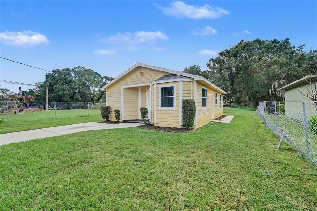 For Sale: $235,000 (3 beds, 1 baths, 834 Square Feet)