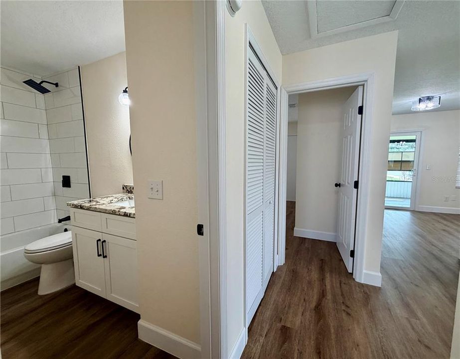 For Rent: $1,800 (2 beds, 1 baths, 980 Square Feet)
