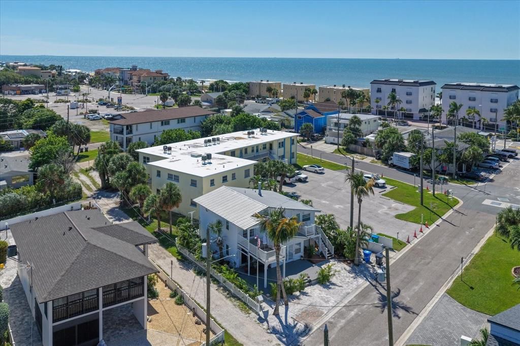 En Venta: $975,000 (3 camas, 4 baños, 2114 Pies cuadrados)