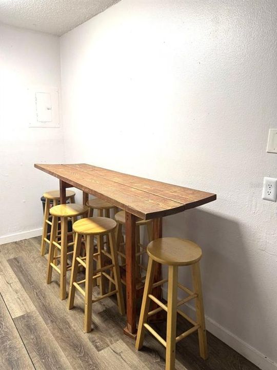 For Rent: $1,695 (2 beds, 1 baths, 731 Square Feet)