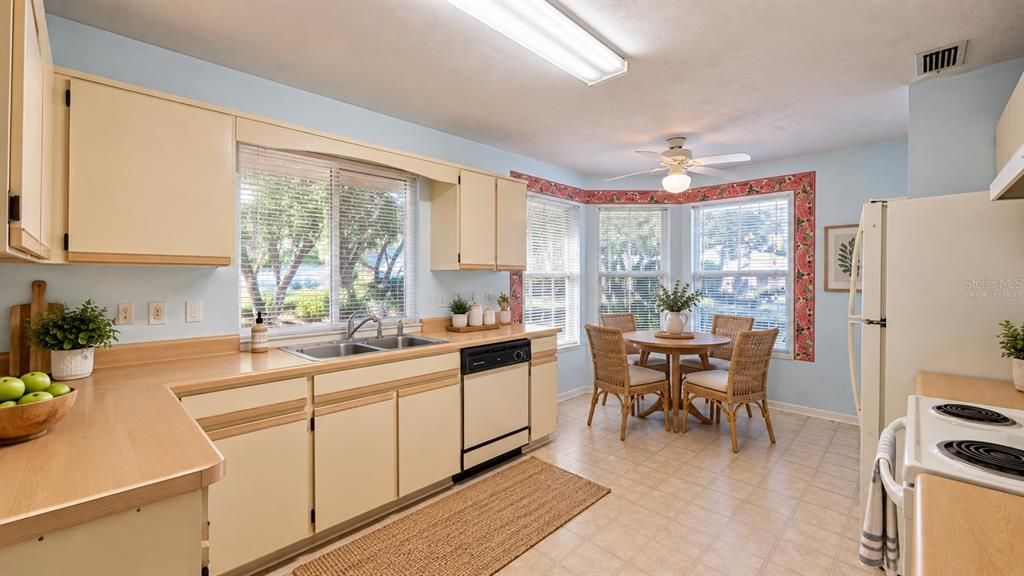 На продажу: $239,900 (2 спален, 2 ванн, 1403 Квадратных фут)