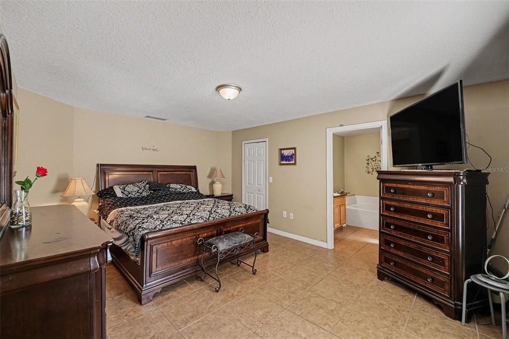 En Venta: $349,999 (4 camas, 2 baños, 1910 Pies cuadrados)