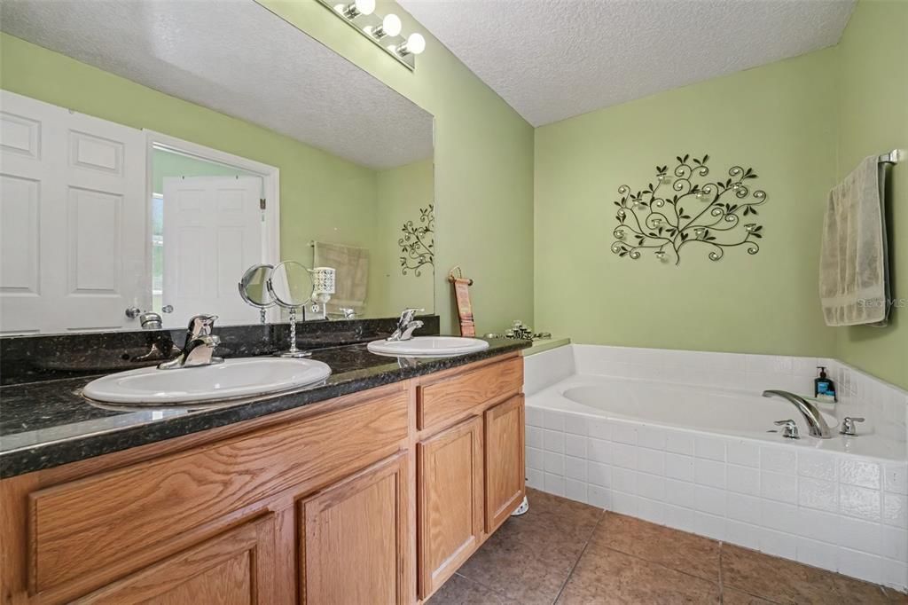 En Venta: $349,999 (4 camas, 2 baños, 1910 Pies cuadrados)