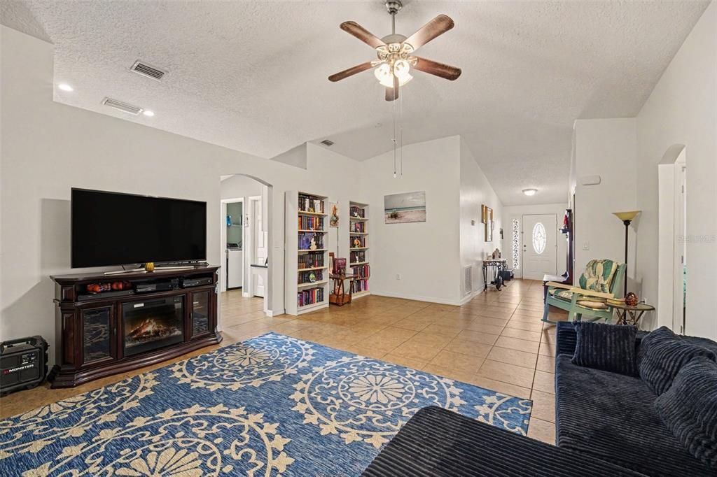 En Venta: $349,999 (4 camas, 2 baños, 1910 Pies cuadrados)