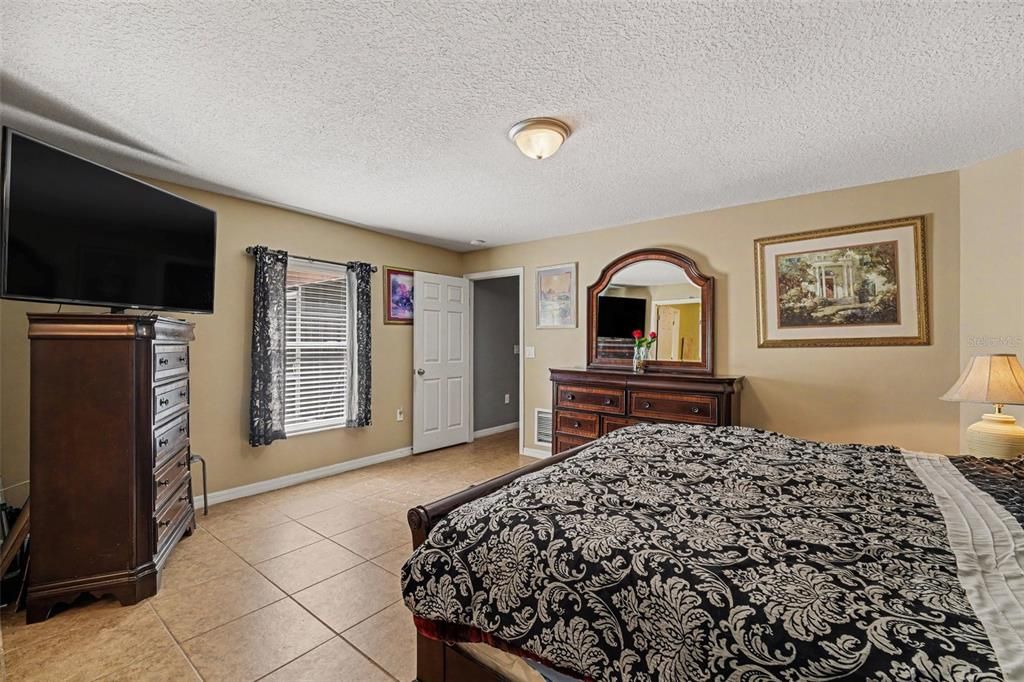 En Venta: $349,999 (4 camas, 2 baños, 1910 Pies cuadrados)