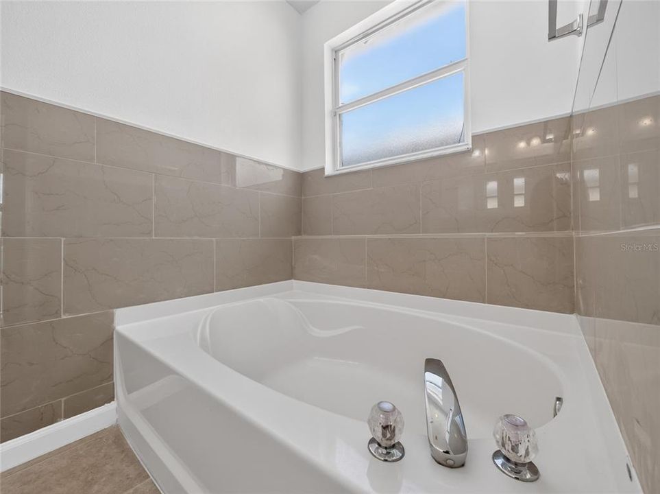 En Venta: $519,900 (6 camas, 4 baños, 3547 Pies cuadrados)