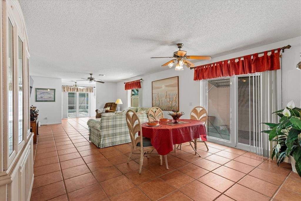 For Sale: $295,000 (2 beds, 2 baths, 1268 Square Feet)