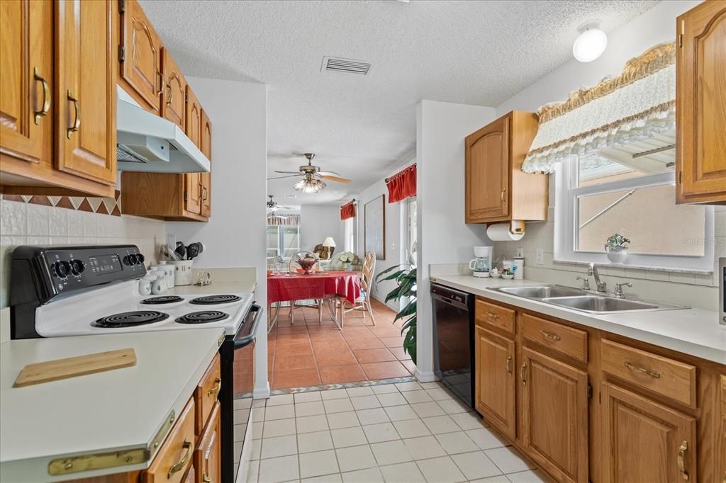 For Sale: $295,000 (2 beds, 2 baths, 1268 Square Feet)