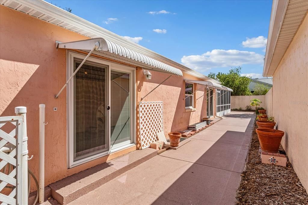For Sale: $295,000 (2 beds, 2 baths, 1268 Square Feet)