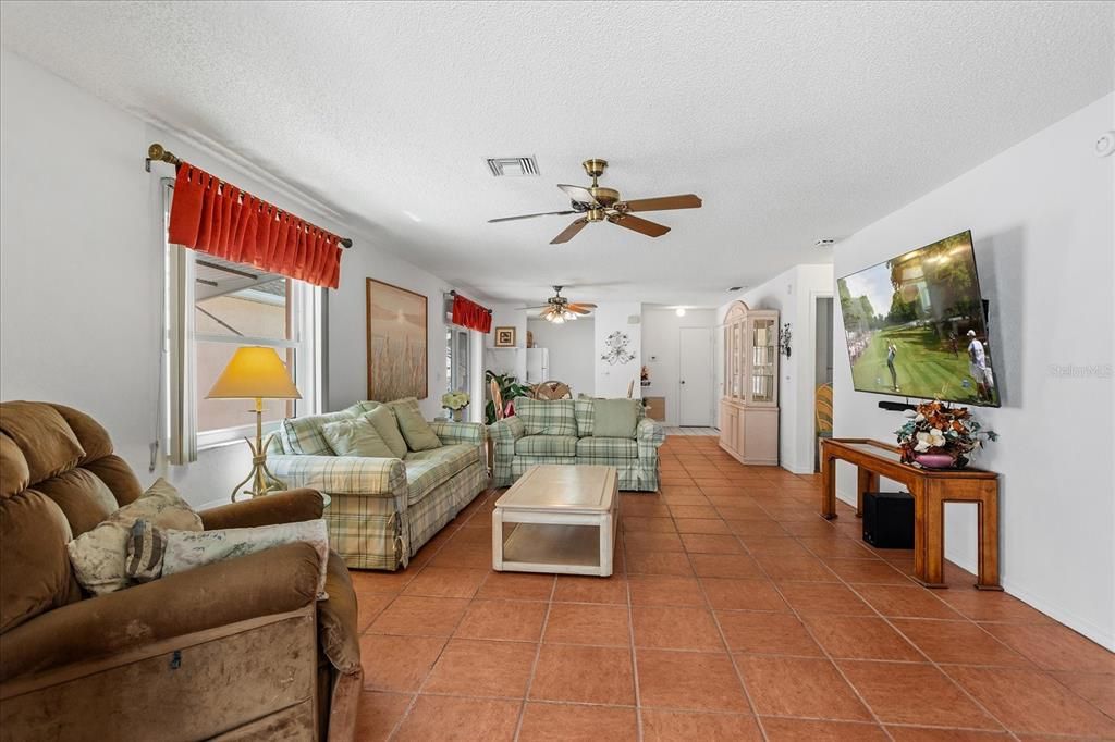 For Sale: $295,000 (2 beds, 2 baths, 1268 Square Feet)