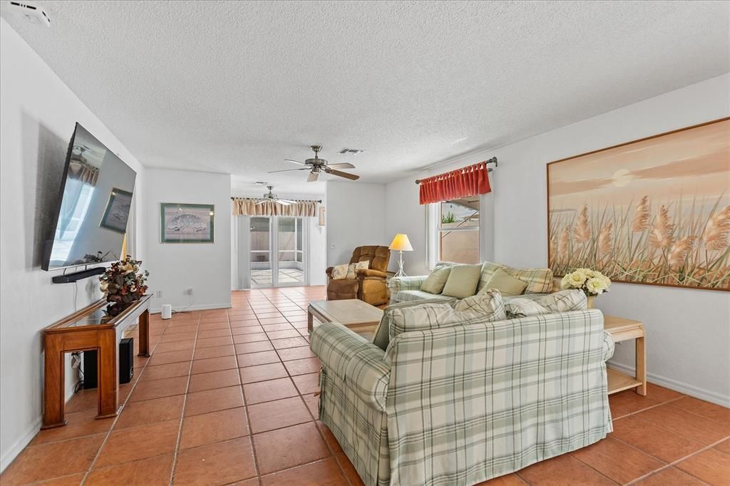 For Sale: $295,000 (2 beds, 2 baths, 1268 Square Feet)
