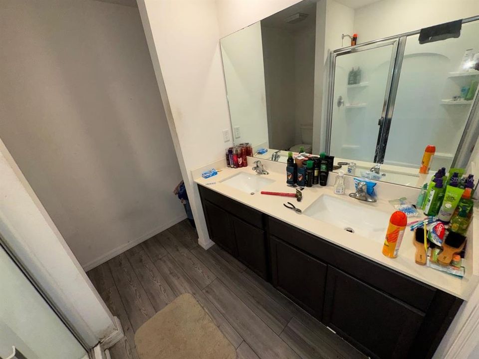 For Sale: $291,000 (5 beds, 3 baths, 1944 Square Feet)