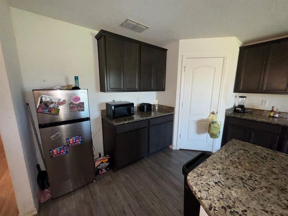 For Sale: $291,000 (5 beds, 3 baths, 1944 Square Feet)