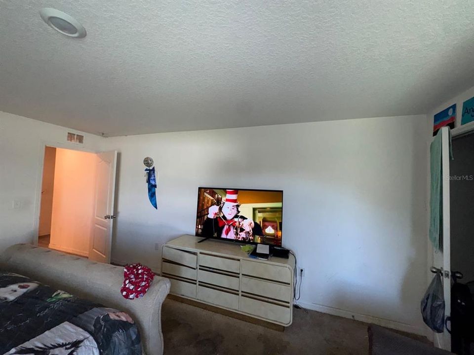 For Sale: $291,000 (5 beds, 3 baths, 1944 Square Feet)