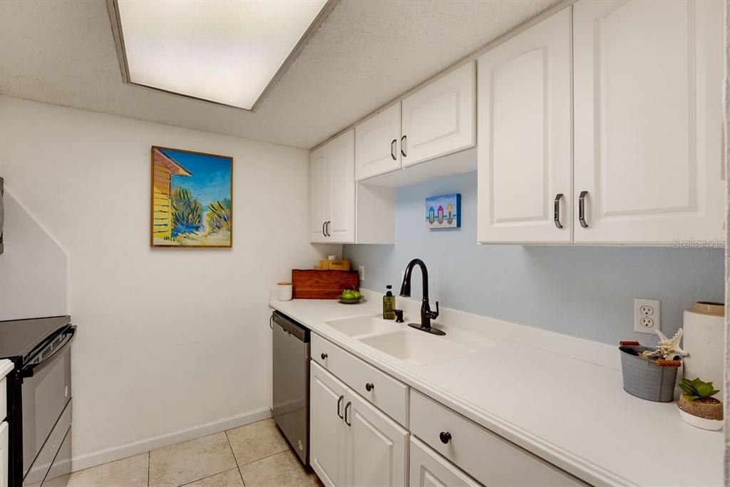 For Sale: $379,000 (2 beds, 2 baths, 1184 Square Feet)