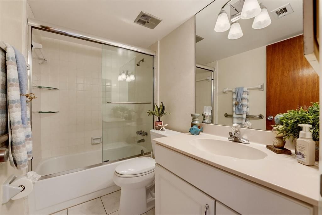 For Sale: $379,000 (2 beds, 2 baths, 1184 Square Feet)