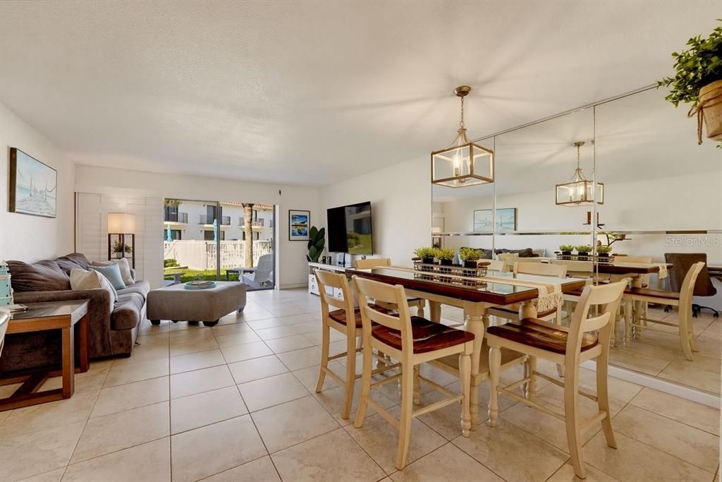 For Sale: $379,000 (2 beds, 2 baths, 1184 Square Feet)