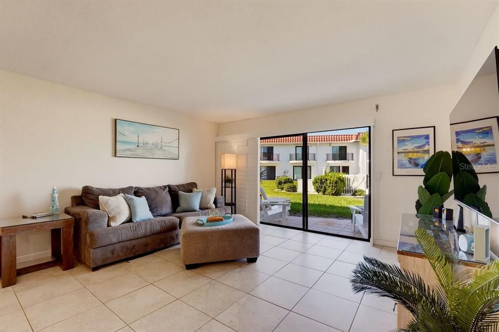 For Sale: $379,000 (2 beds, 2 baths, 1184 Square Feet)