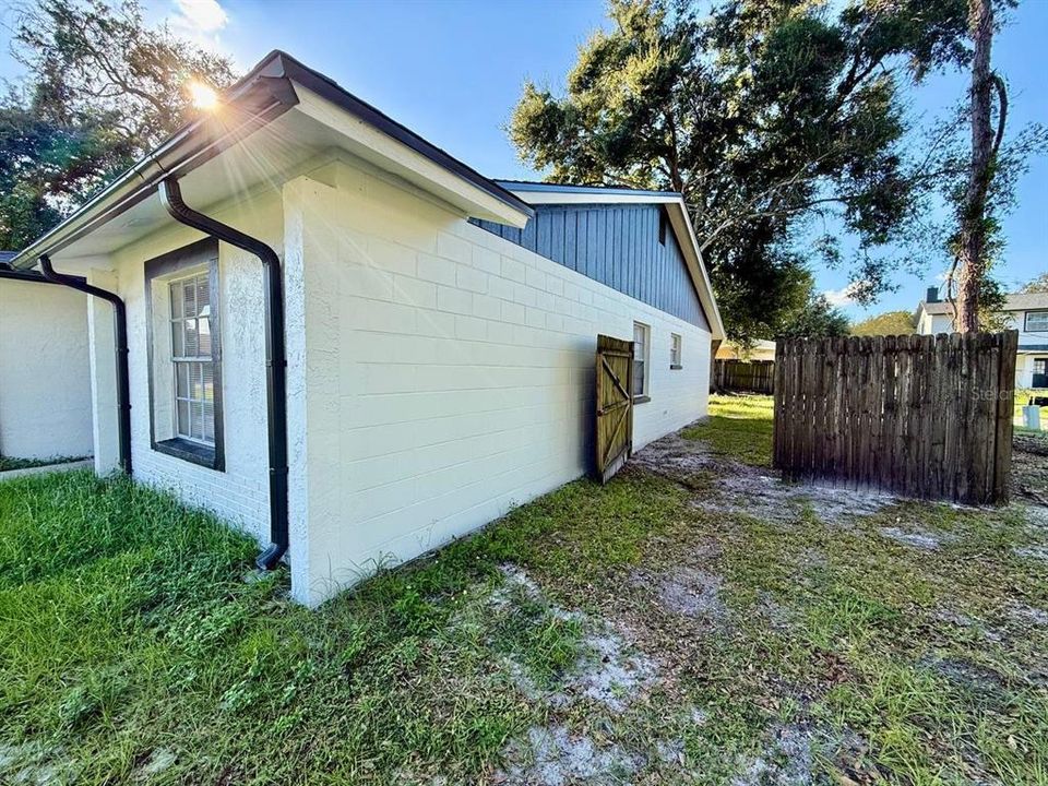 For Rent: $2,000 (3 beds, 2 baths, 1215 Square Feet)