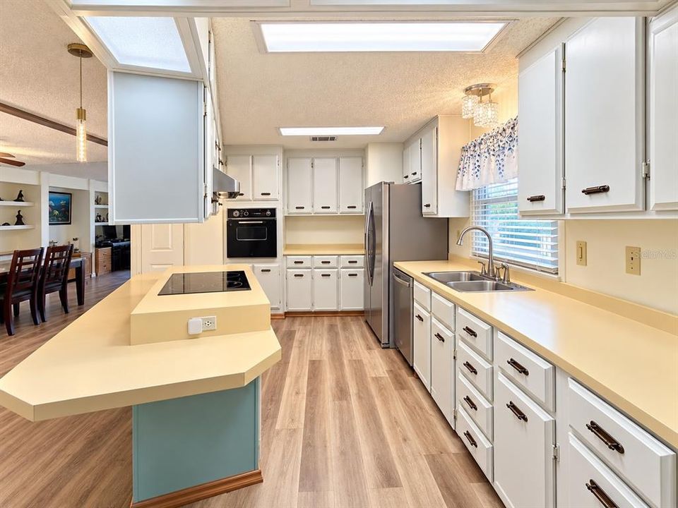 На продажу: $164,900 (2 спален, 2 ванн, 1534 Квадратных фут)