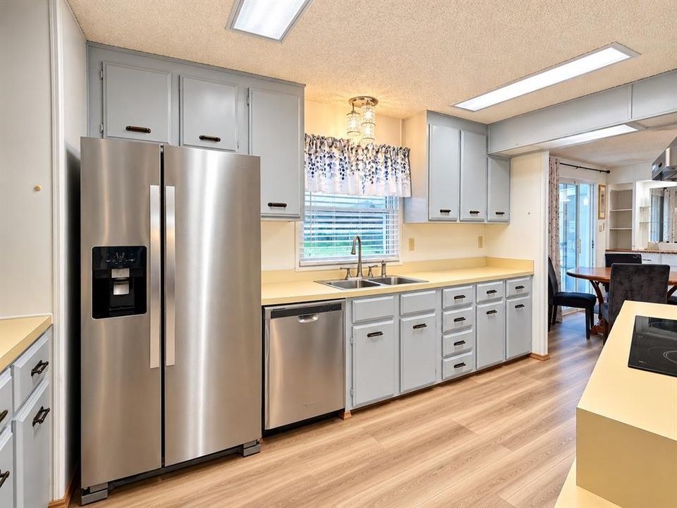 На продажу: $164,900 (2 спален, 2 ванн, 1534 Квадратных фут)