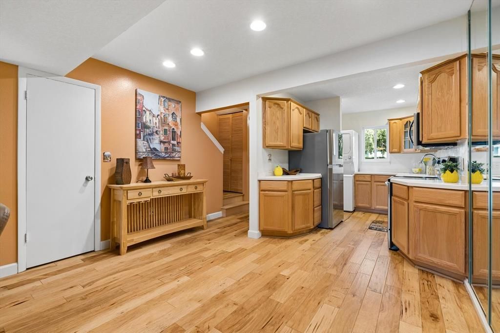 На продажу: $165,000 (2 спален, 1 ванн, 993 Квадратных фут)