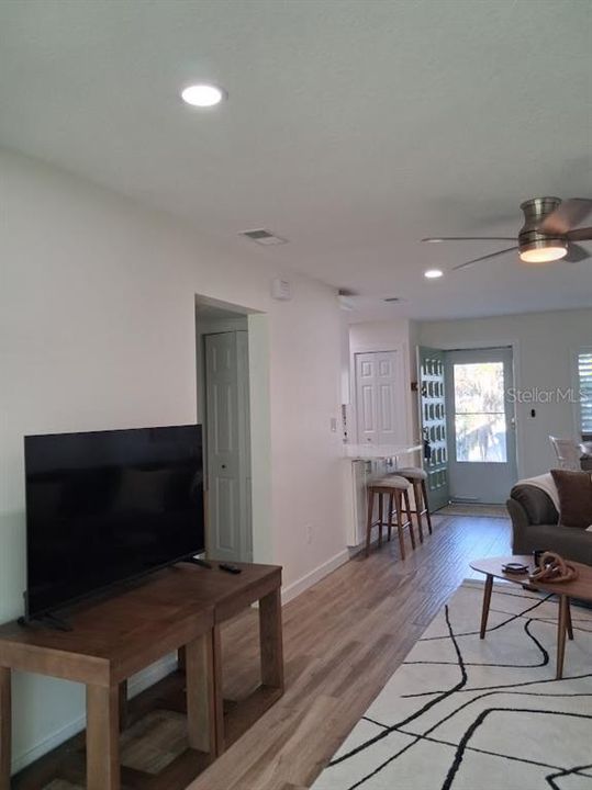 For Rent: $1,900 (1 beds, 1 baths, 669 Square Feet)