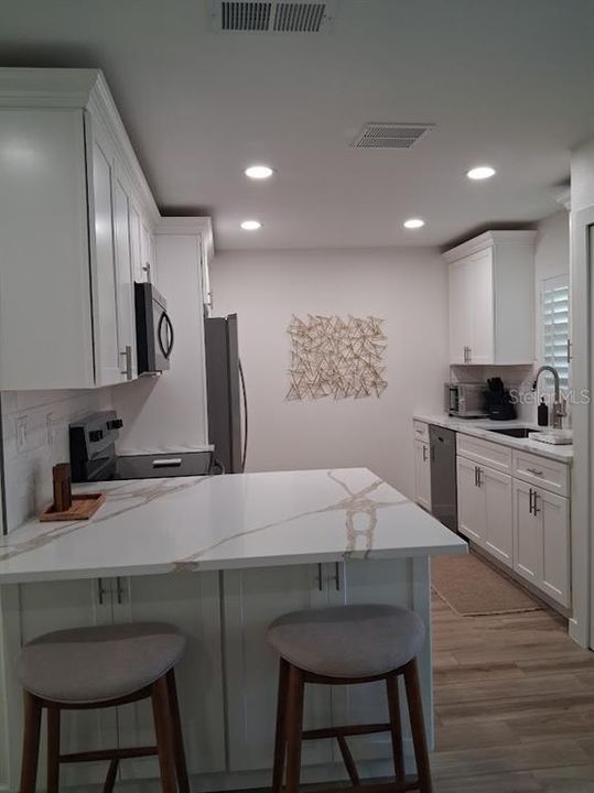 For Rent: $1,900 (1 beds, 1 baths, 669 Square Feet)