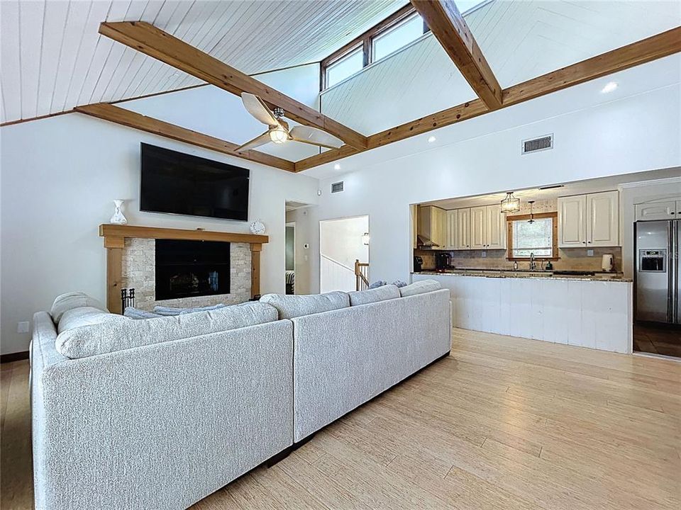 En Venta: $1,375,000 (5 camas, 3 baños, 3339 Pies cuadrados)