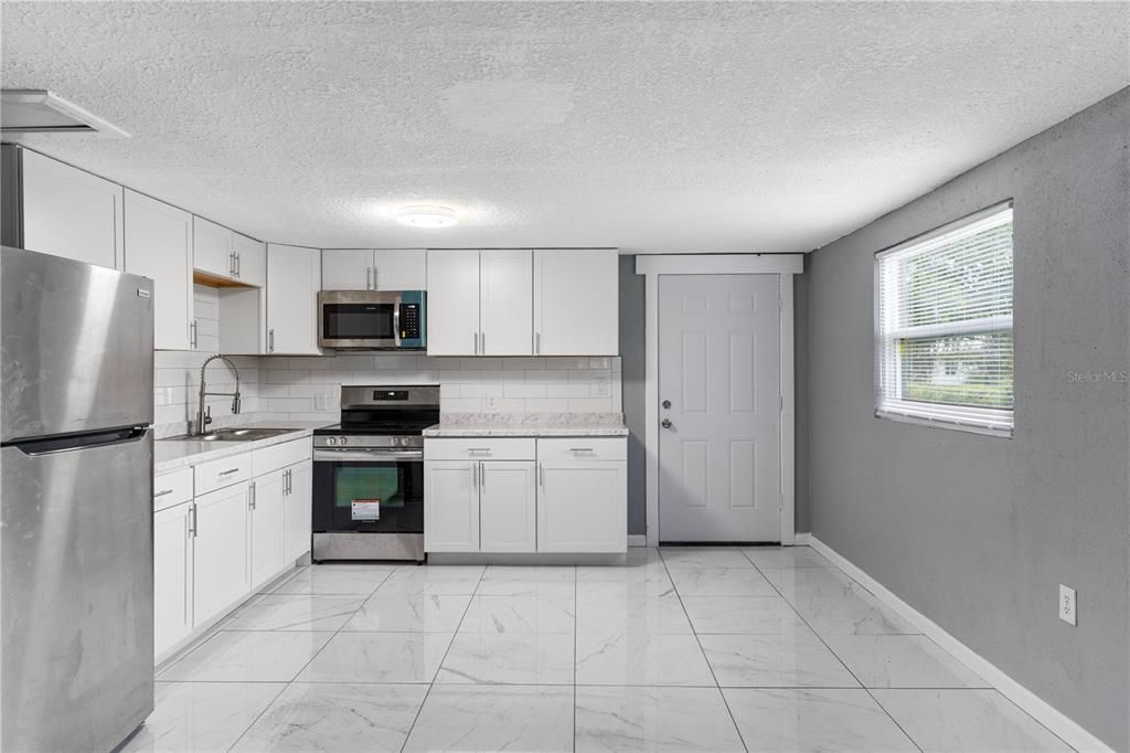 For Sale: $269,900 (3 beds, 3 baths, 1581 Square Feet)