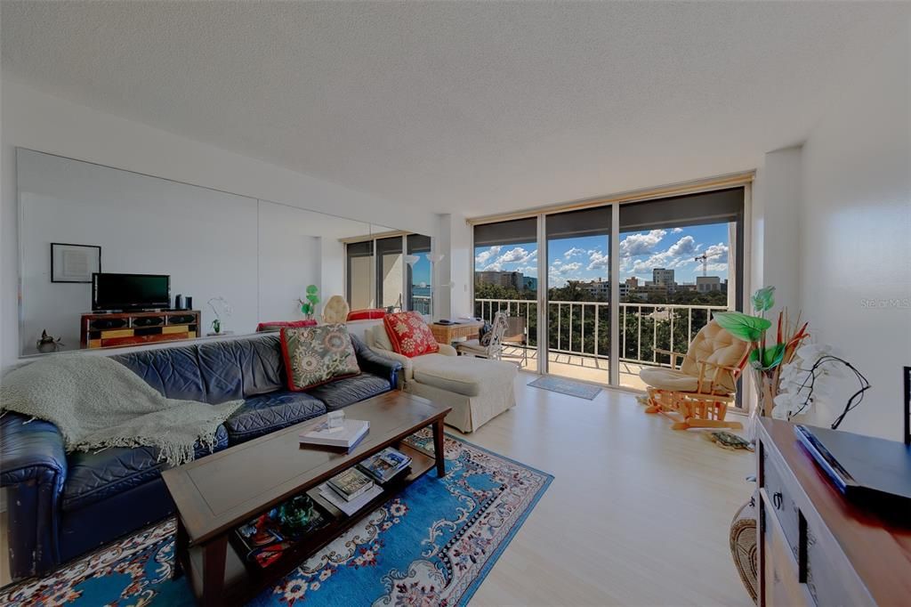 En Venta: $300,000 (2 camas, 2 baños, 1090 Pies cuadrados)