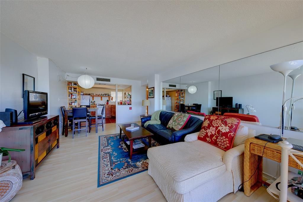 En Venta: $300,000 (2 camas, 2 baños, 1090 Pies cuadrados)