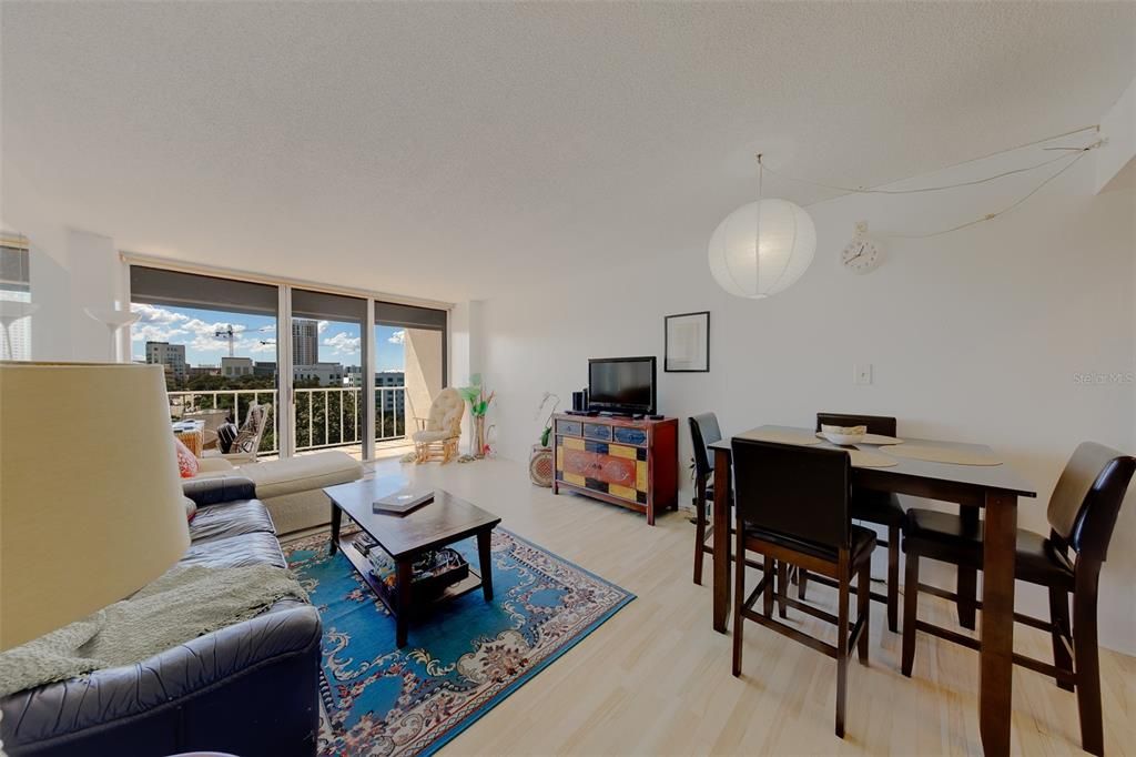 En Venta: $300,000 (2 camas, 2 baños, 1090 Pies cuadrados)