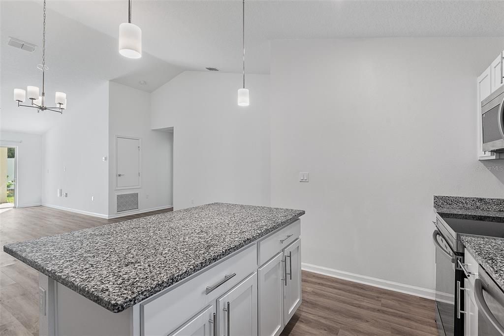 На продажу: $355,900 (4 спален, 2 ванн, 1653 Квадратных фут)