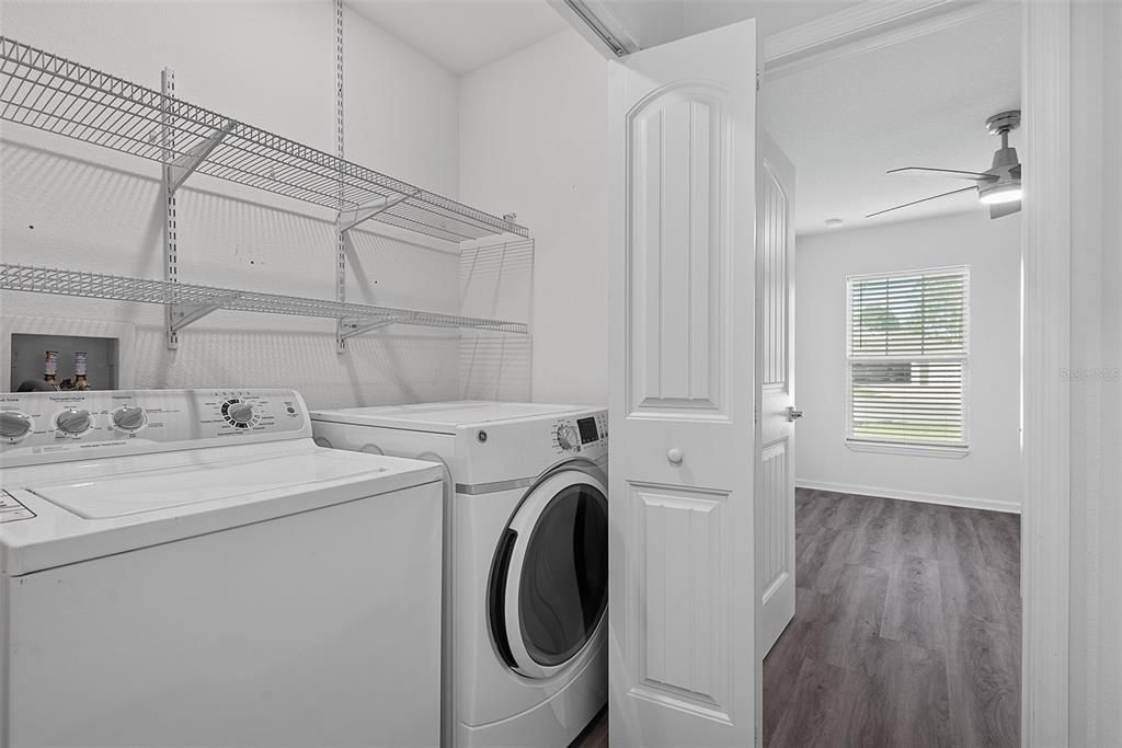 На продажу: $355,900 (4 спален, 2 ванн, 1653 Квадратных фут)