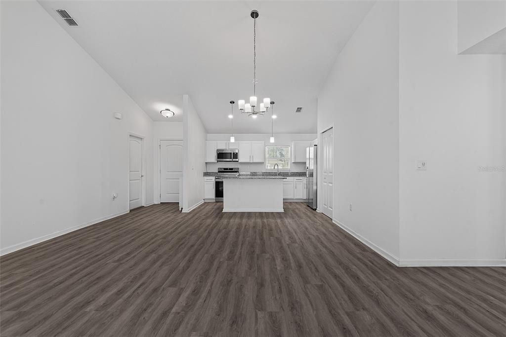 На продажу: $355,900 (4 спален, 2 ванн, 1653 Квадратных фут)