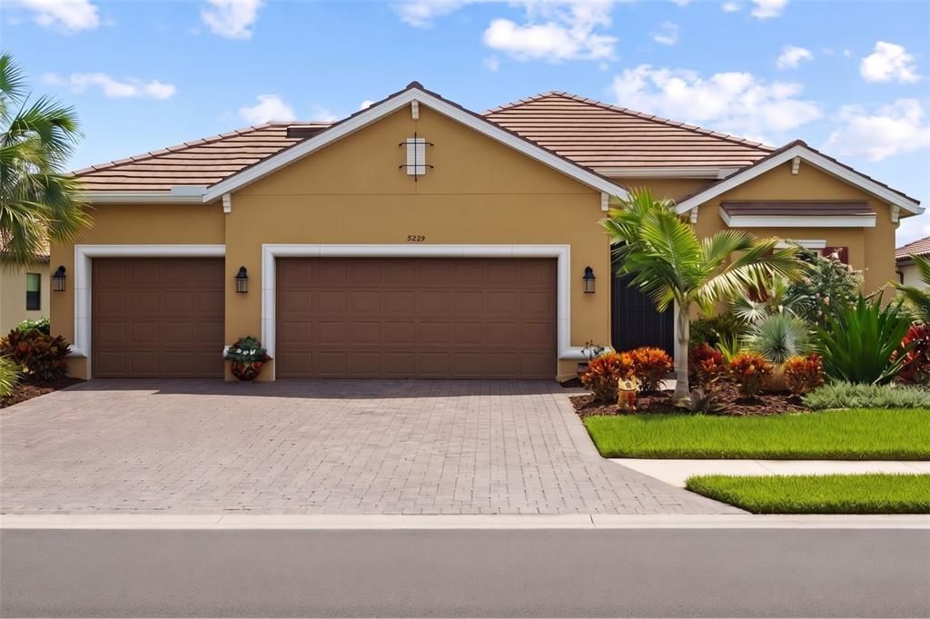 En Venta: $679,000 (3 camas, 3 baños, 2369 Pies cuadrados)