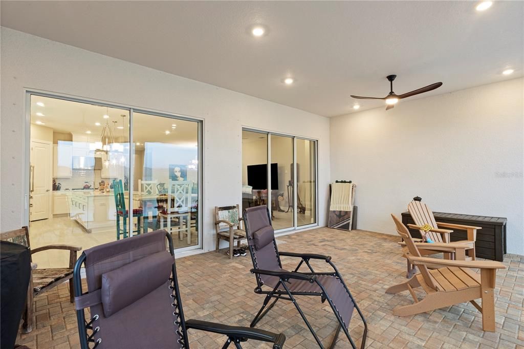 En Venta: $679,000 (3 camas, 3 baños, 2369 Pies cuadrados)