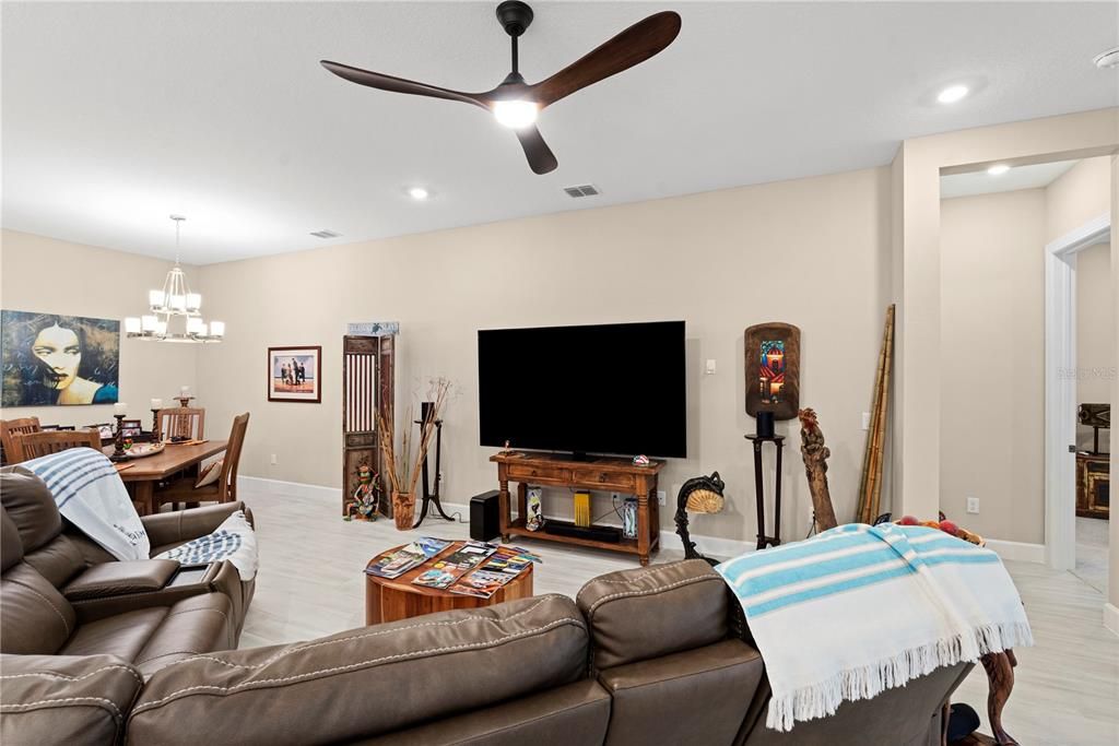 En Venta: $679,000 (3 camas, 3 baños, 2369 Pies cuadrados)